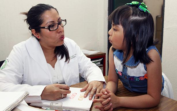 La fonoaudiología del IMSS apoya a personas con dificultades para hablar, modular sonidos o tragar de forma segura.jpg